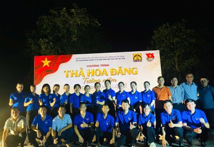 TUỔI TRẺ MỸ SƠN THẮP SÁNG DÒNG KHE THẺ BẰNG NHỮNG NGỌN HOA ĐĂNG TRI ÂN.