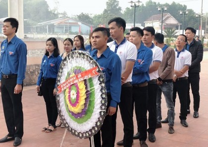 Đoàn Thanh niên BQL DSVH Mỹ Sơn dâng hương viếng nghĩa trang liệt sỹ 