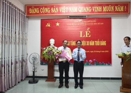 Trao huy hiệu 30 năm tuổi Đảng