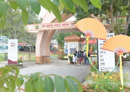 Khách đến tham quan Mỹ Sơn dịp Tết tăng