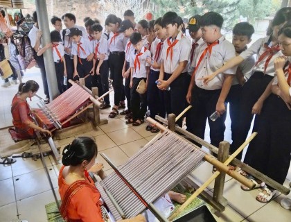 TRẢI NGHIỆM DỆT THỔ CẨM CHĂM TẠI BẢO TÀNG MỸ SƠN
