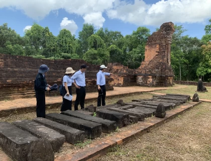 PHÒNG BẢO TỒN  BẢO TÀNG  KHẢO SÁT SƠ BỘ HỆ THỐNG VĂN KHẮC, VĂN BIA PHỤC VỤ LẬP HỒ SƠ DI SẢN TƯ LIỆU TẠI KHU ĐỀN THÁP MỸ SƠN 
