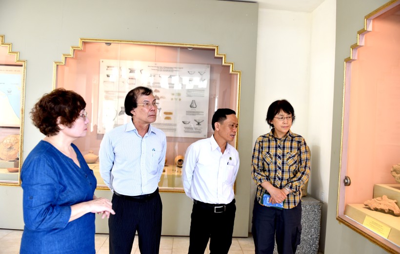 Giáo sư Nhật Bản Mariko Yamagata với Thành cổ Trà Kiệu