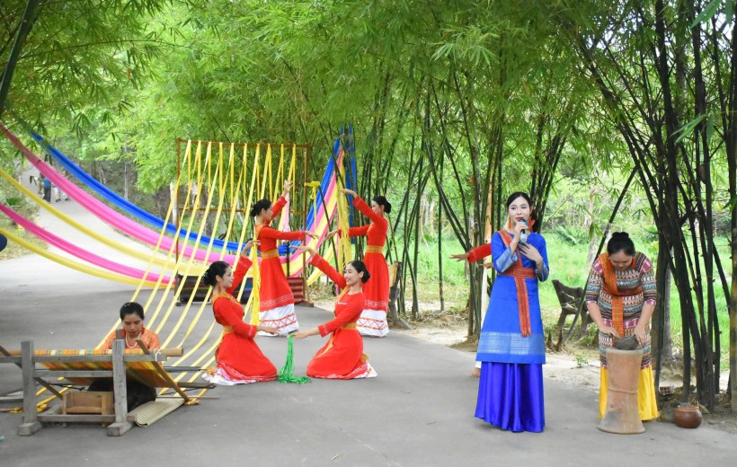 RỰC RỠ “SẮC MÀU DI SẢN” – BẢN GIAO HƯỞNG VĂN HÓA GIỮA LÒNG THÁP CỔ