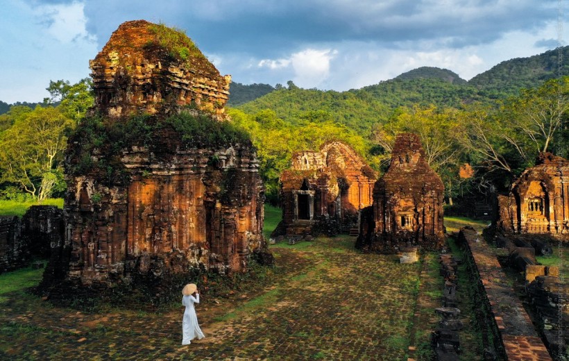 NGƯỜI KỂ CHUYỆN GIỮA LÒNG DI SẢN MỸ SƠN