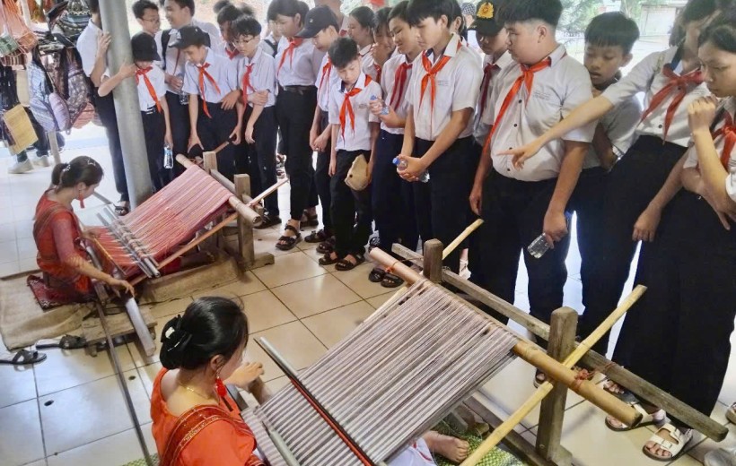 TRẢI NGHIỆM DỆT THỔ CẨM CHĂM TẠI  BẢO TÀNG MỸ SƠN