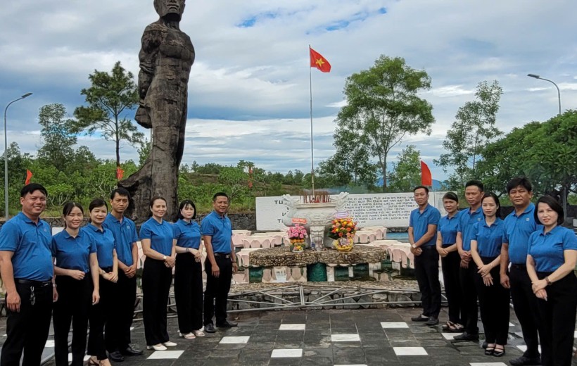 Sinh hoạt chi bộ chuyên đề “Tìm về địa chỉ đỏ”